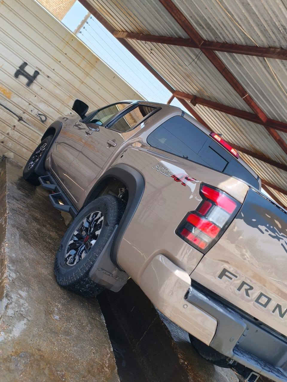 سلام عليكم نيسان فونتيرة موديل ٢٠٢٣
لون مميز خاكي 
حادثها بنيد صبغ وباب البدي بي بارد 
اعلى مواصفات برو فور اكس
بدي مغلف 
خمس  كامرات 
لايت زنون خمس عدسات 
شاشة كبيره 
ويل كب درجة اولى 
دوس ضوئية رادارات 
السيارة فور ويل 
شاحن واير لس موبايل 
السعر بدون لوحات ٢٤٢ تترقم اي محافظة 
الاتصال ***********
