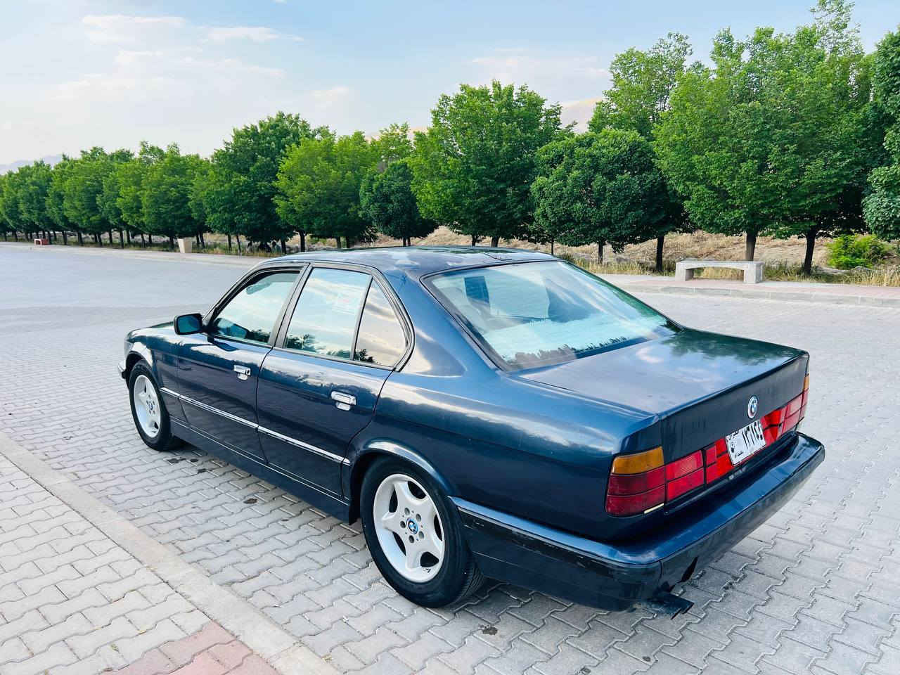 سەرەتا بەناوی خوا ماشاللە لەماڵی هەموو لایەک 
BMWبۆفڕۆشتن 
نموونه يي نيه له جوانيا 
مۆدیل 1991 ئارم پلاستيكه  به شه رتي ئارموو ئه وه لياتت 
موسوو براوه ش به شه رت
مکینە 525 كه پس ديجيتال گیڕ عاديه   به شە رتي گيرو مه كينه  هه لمي ده مي نيه 
كاره باهي هه مووي ئيش دكات  
دوو جام كاره باهيه  سلايته  قفل مه ركه زيه سيدي هه موو شتيكي مزبوتت 
گيچه كاني هه مووي ئيش دكاتت 
 چوار تايه و ويلي تازه تازه يه
سه ياره كي تا بليت توندوو توو  مالي دووسته 
پيشو دواي كه پسه هيچ ده عمو ليدراوي نييه
نرخ (( 29گه لا معاله ي برايانه)))
***********
*********** 
له سليمانيه سياره كه
