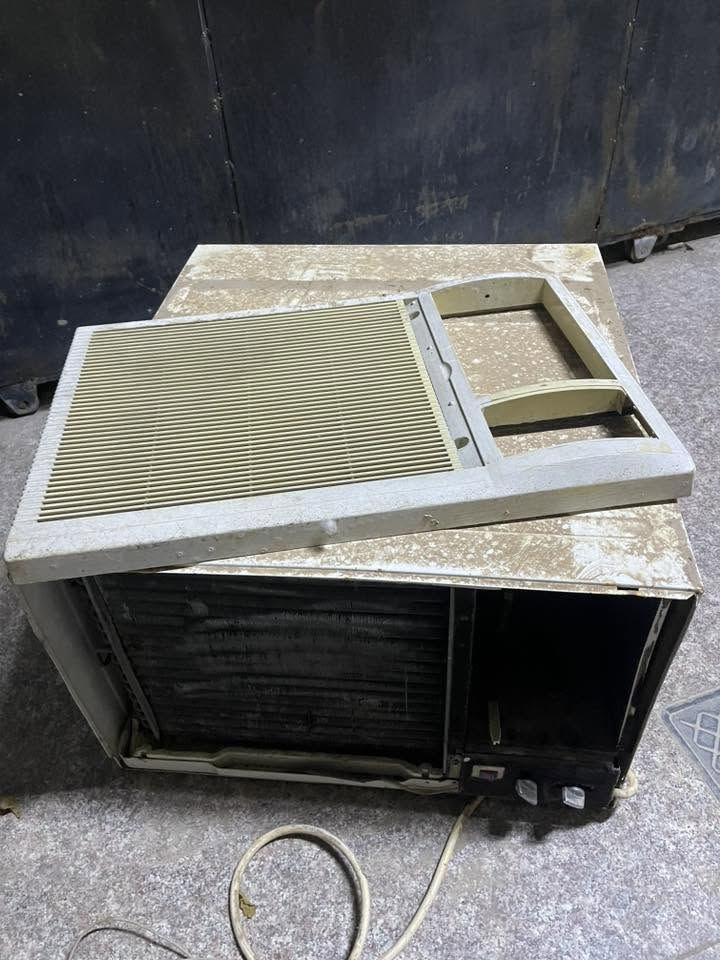 مكيف طنين للبيع
شغال بس التحكم بي خلل 
سعره ١٥٠ الف 
***********
