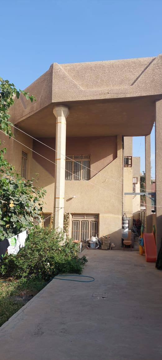 السلام عليكم من رخصت أخوية الأدمن عندي عندي ٣٠٠م واجة ١٢م نزال ٢٥م عبارة عن ٣وحدات سكنية كل بيت بي غرفتين وصاله كبيره خدمات حولي كراج وقابل لتقطيع موقع جدا ممتاز الشعب شارع جامع حسينية أنصار الحسين خلف متوسطة صلاح الدين عرض الشارع ٢٠م عرض الرصيف ٨م موقع جدا ممتاز وقابل للاستثمار أستفسار على رقم ***********
