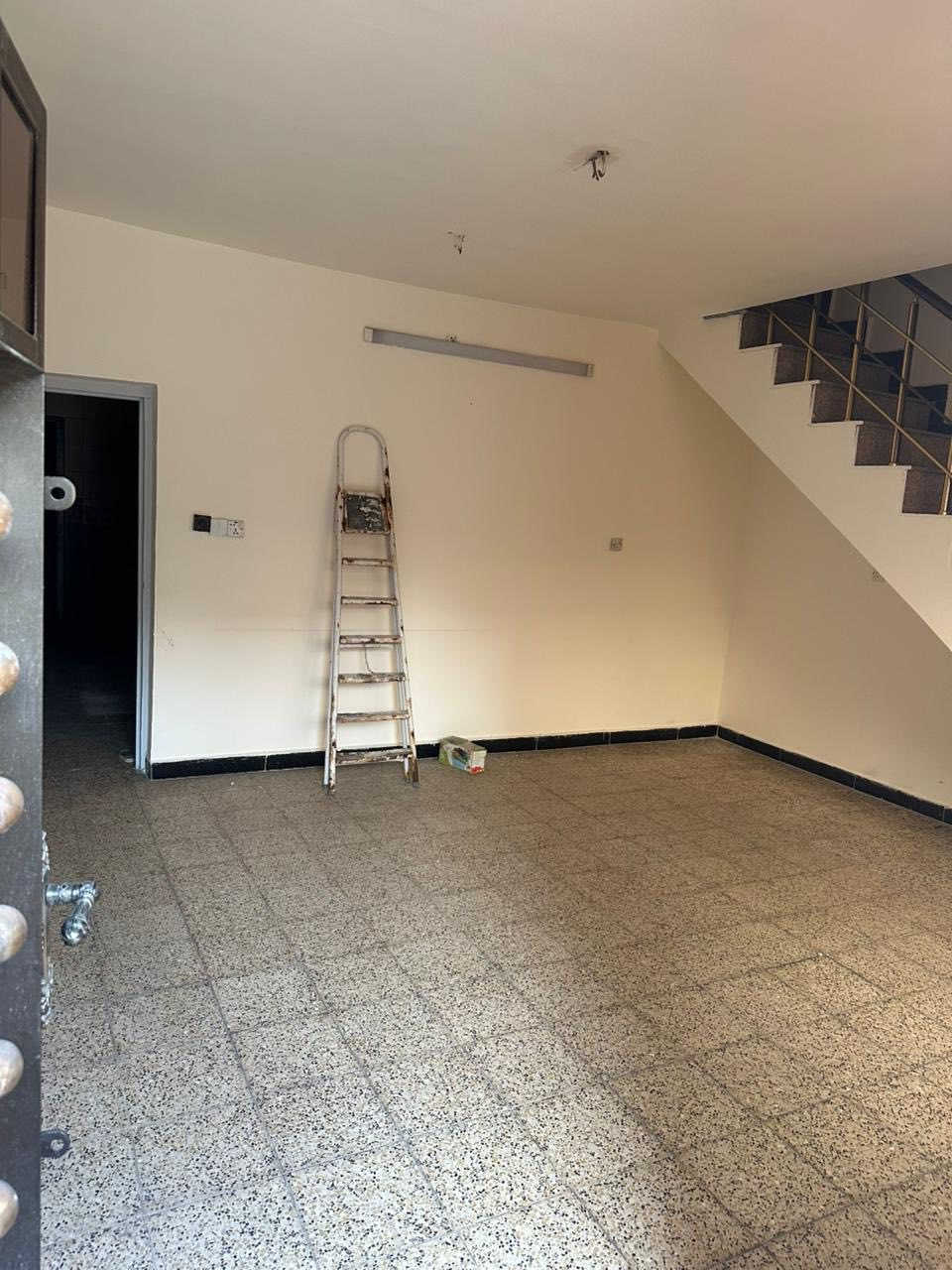 #للايجار____في____السيدية
بيت مساحة 120م نظيف 

يحتوي على ثلاث غرف  نوم وصالة ومطبخ وخدمات 

قيمة الاجار:900 قفل 

للاستفسار:***********

او زيارة مكتب الفهد الهندسي للمقاولات العامة/شارع جامع الاقصى مقابل مكتبة الحكم سنتر
