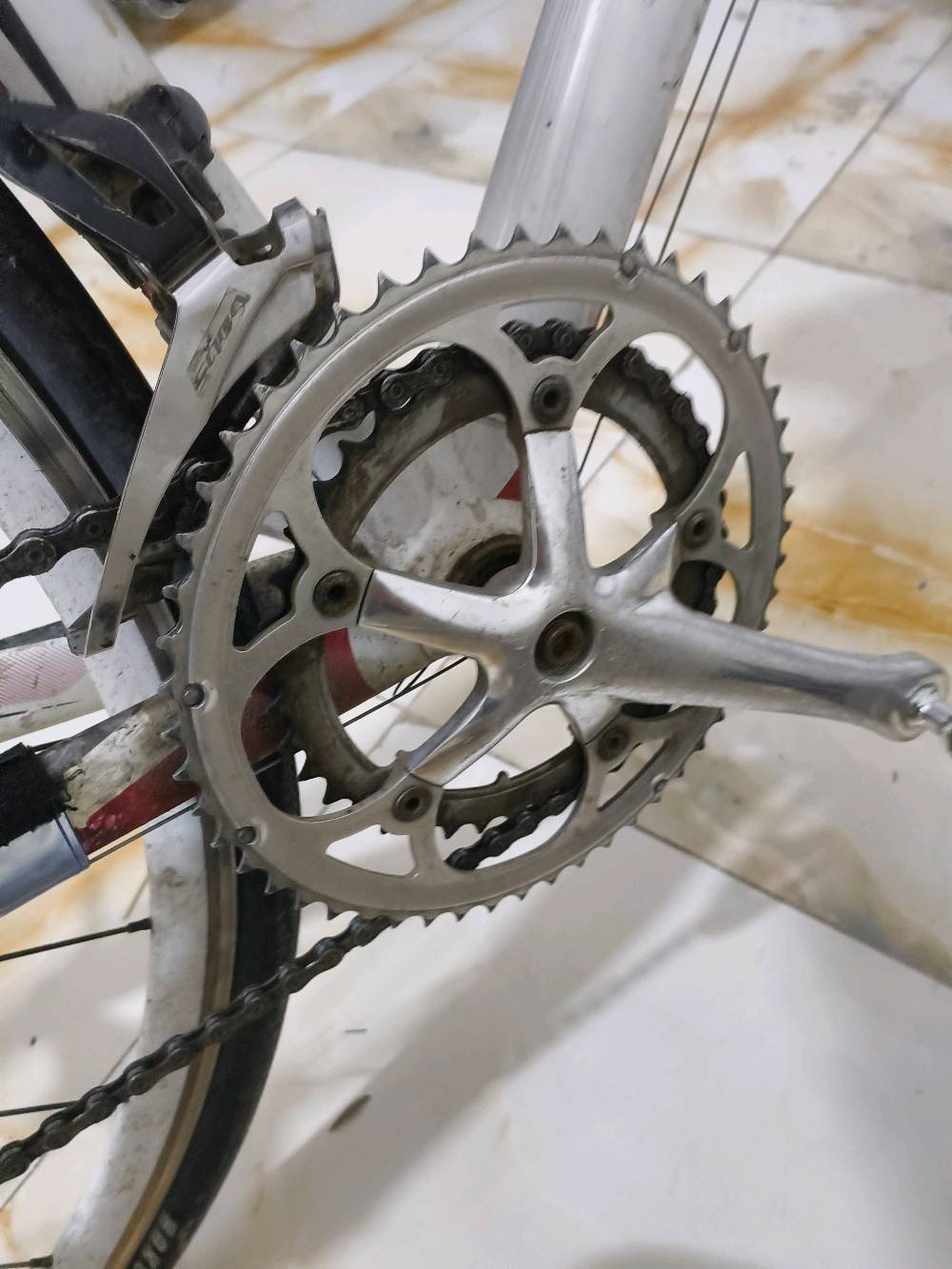 بايسكل سباق من شركة SCOTT العالمية .
مع گيرين امامي وخلفي الامامي نمرتين والخلفي 9 نمر ف يصير سباق ويصير جبلي .
البايسكل كامل من الالمنيوم آلوي واجزاء من الكاربون فايبر فيكون جدا خفيف حوالي ال 3 كيلو (ينشال بتك ايد) لزيادة السرعة وسهولة التنقل . 
سعر الجديد مالته اكثر من الف دولار حسب الاصدار واني ابيعه ب 500 الف لان بيه فطر ولحمته لحيم اوكسجين . توصل متوفر داخل بغداد فقط