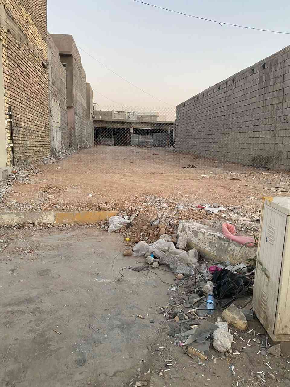 السلام عليكم
يوجد ارض تجاريه لبيع المساحة 386 م
الواجهه 7,76
النزال 50 م
الموقع تقاطع الوثبه مقابيل القمه لسيراميك قرب قاعه فينوس لعراس  موقع مميز على شار العام 
للاستفسار اكثر
***********
