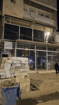 بناية 4طوابق للبيع  تحتوي على مول 220 متر و 6شقق كل شقة تحتوي على غرفتين نوم وصالة ومطبخ وصحيات جاهزة ومسكونات وبيه وارد شهري 2500 مليون الاستفسار على رقم *********** /العنوان نجف كوفة قرب الصحابه ميثم التمار على ٣ سايدات موقع مميز وتجاري
