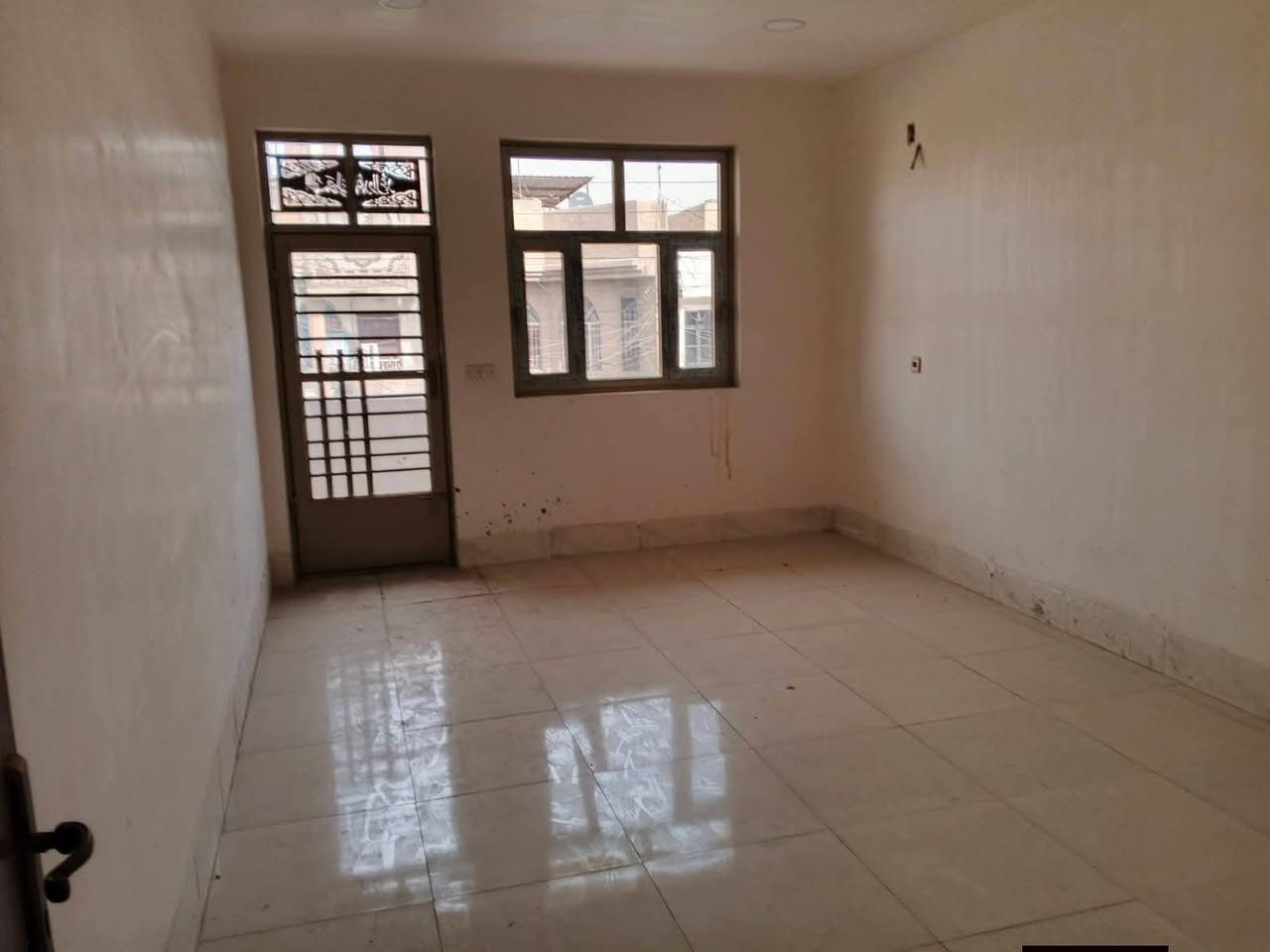 مشتمل للايجار مساحة 85م
مدخلين
استقبال وحولى مطبخ وخدمات في 3 و4نوم
.........
موقع المشتمل الشعب
......
مراجعة مكتب لادلية الامين
بادارة ابو ايمن الحميداوي
***********
