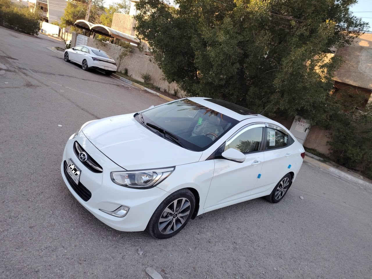 اكسنت 2016 خليجيه بغداد.
استلام شركه على ايدينا.كفاله عامه.
السياره بدون صبغ بدون تبديل بدون فتح حتى الدعاميات كفاله
فول موصفات مال خليجي بلو. 
ماشيه 39 الف.
محرك 1600 دوش.
فتحة سلايد.
ويل كب. 5
اربعه دسك. 
شاشه ايباد وكامره دواره. 
اشاير بل المري. 
سبير على شدة الشركه منازل. 
محرك كير تبريد شرط برغي ممفتوح بيهن تجي تفحص سونر وين ميعجبك 
باسمي. 
مكاني بغداد الكرخ حي الاعلام. 
اخوان بس للجناي الي يدور جديد
للبيع فقط الشراي يتصل 
.. ***********..
