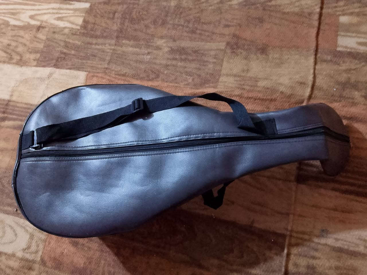 السلام عليكم عندي عود للبيع صار اسبوع من اشتريتة مكاني واسط للي مهتم هاذا رقمي *********** او تواصل وياي خاص
