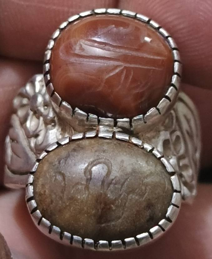 خاتم مزدوج يماني قديم حجره وصياغه قديمه وثقيلة للبيع
السعر ١٢٥ ألف مكاني نجف قريه الغدير ***********
