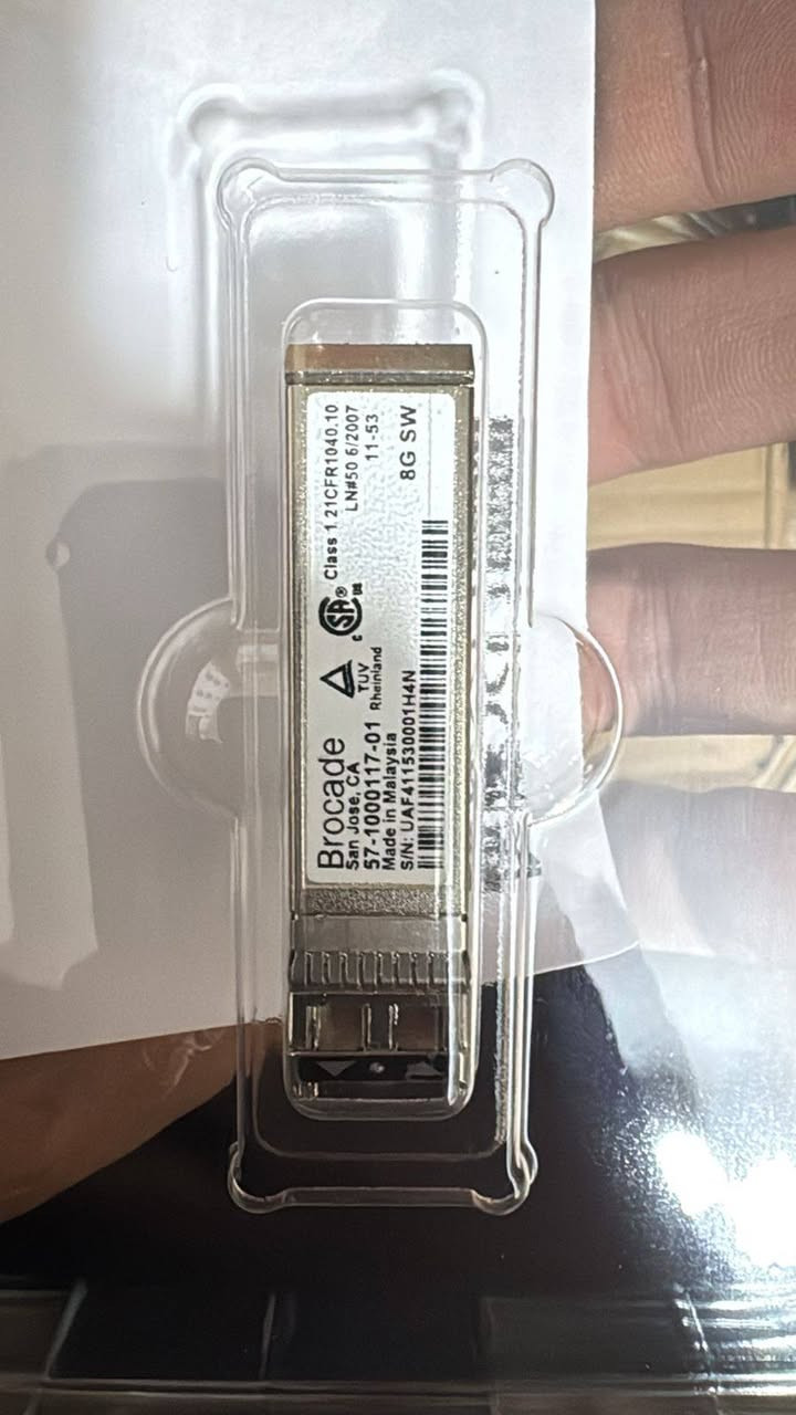 spf
هذه القطعة تسمى SFP Module (أو ترانسيفر)، وهي من تصنيع شركة Brocade الشهيرة في معدات الشبكات.
​ما هي وظيفتها؟
​تُستخدم هذه القطعة كـ "مُحول" يتم تركيبه في فتحات خاصة في (السويتشات) أو (السيرفرات) لتحويل الإشارات الكهربائية إلى إشارات ضوئية لتتمكن من توصيل كابلات الألياف الضوئية (Fiber Optic).
​أهم المواصفات من الصور:
​السرعة (8G SW): تدعم سرعة نقل بيانات تصل إلى 8 جيجابت في الثانية.
​نوع التقنية (SW): ترمز لـ "Short Wavelength"، مما يعني أنها مخصصة للمسافات القصيرة (داخل غرفة السيرفرات أو نفس المبنى) وتعمل مع كابلات الفايبر من نوع "Multimode".
​الاستخدام الشائع: تُستخدم غالباً في شبكات التخزين (SAN) لربط السيرفرات بوحدات التخزين الكبيرة بسرعة عالية واستقرار تام.
​ملاحظة بسيطة: في الصور تظهر القطعة موضوعة فوق علبة هاردسك (NVMe SSD)، لكن لا علاقة تقنية مباشرة بينهما؛ القطعة مخصصة لمنفذ SFP في السويتش، بينما الهاردسك يركب داخل الجهاز.
متوفر  4 قطع 
ملاحظة مو هارد للتاكيد 
فحم 
اي استفسار خاص 
قطع امزون


**إذا كنت صاحب هذا الإعلان وتريد حذفه لأي سبب، رجاءا أرسل رسالة إلى الدعم الفني**