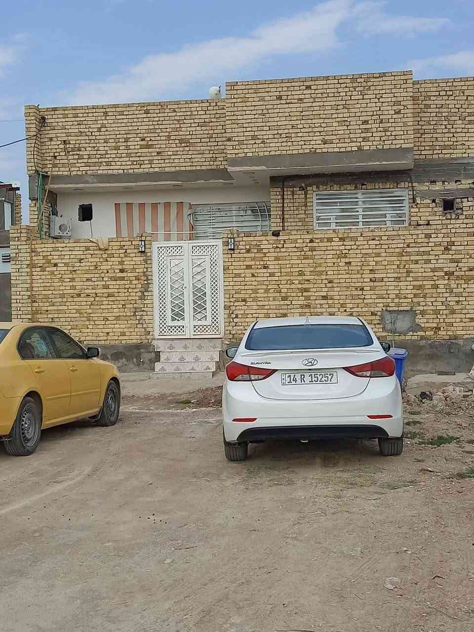 سلام عليكم بيت للبيع 100  متر مربع كونكريت بتلو وسكف المكان   السيديه قرب شارع 40 خلف المدارس الصينيه الجدد  يتكون من غرفه ومطبخ وصاله وديوانيه وحمامات خارجيه وداخليه كهربه وماي بل باب كامله مداور ثاني يوم للاستفسار ***********
