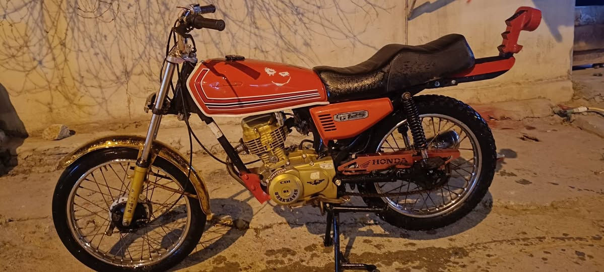 السلام عليكم شباب متاح هاي الدراجه مكينه ذهبيه فول دراجه كامله مايعوزه شي نضافه شوفت عينك وبل واقع احلا من الصوره الشراي يجي خاص او يتصل مكاني موصل ايمن حي اصلاح الزراعي ***********
