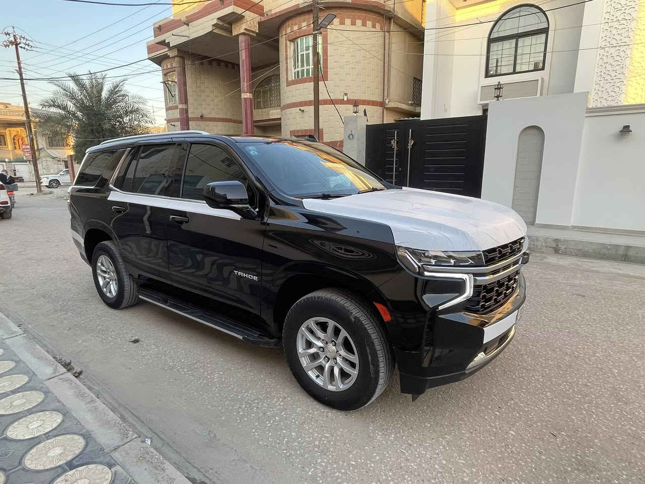 السلام عليكم تاهو  2024  خليجي فئة LS وكالة المنصور بعدها داخل الضمان علامة ضوء القمر مكفولة كفالة عامه عدا رصعتين بلباب والباقي مكفول 
ماشية 18 رقم بغداد انگليزي بأسمي 
محرك 8 سلندر 5300
المواصفات 
 • بصمة تشغيل وأبواب تشغيل عند بعد
 •مقعد السائق قابل للتعديل كهربائيًا بـ8 وضعيات.
• مقعد الراكب الأمامي قابل للتعديل 
• صف ثاني قابل للطي بنسبة 60/40.
• صف ثالث قابل للطي بالكامل لتوسيع مساحة التخزين الخلفية
• نظام دخول ذكي بدون مفتاح (Keyless Entry)
• إضاءة داخلية LED
• دعم Apple CarPlay وAndroid Auto (لاسلكي)
• كاميرا رؤية خلفية عالية الدقة
•اوتو هولد
•كشنات كهرباء
•رادرات اماميه وخلفية وجانبية
• تنبيه الاصطدام الأمامي.
• فرملة طوارئ تلقائية.
• نظام الحفاظ على المسار.
• مساعد التوجيه.
• إنذار المشاة الأمامي.
• مساعد الإضاءة العالية التلقائي.
• كاميرا خلفية.
• حساسات ركن خلفية.
• نظام StabiliTrak للتحكم الإلكتروني بالثبات
السياره جديده جدا بمعنى الكلمه على وضع الشركه السعر  495  للاستفسار *********** ومن الله التوفيق
