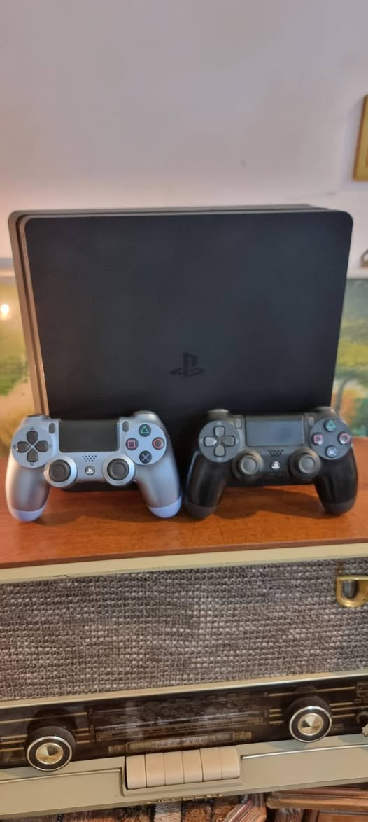 .
السلام عليكم  
جهاز ps4  سلم مهكر نظام 9.00  افضل نظام 
وأسرع تهكيره مال مكتب نبيل ثلاث ثواني يتفعل 
مساحه 500 GB يحتوي الجهاز 13 لعبه 
الجهاز نظافه تامه % 100 مامفتوح ولا مصلح نهائيا 
كامل بدون نقص جويستكات ثنين شغالات بدون مشاكل 
عنوان بغداد الشعب للاتصال او واتساب ***********
