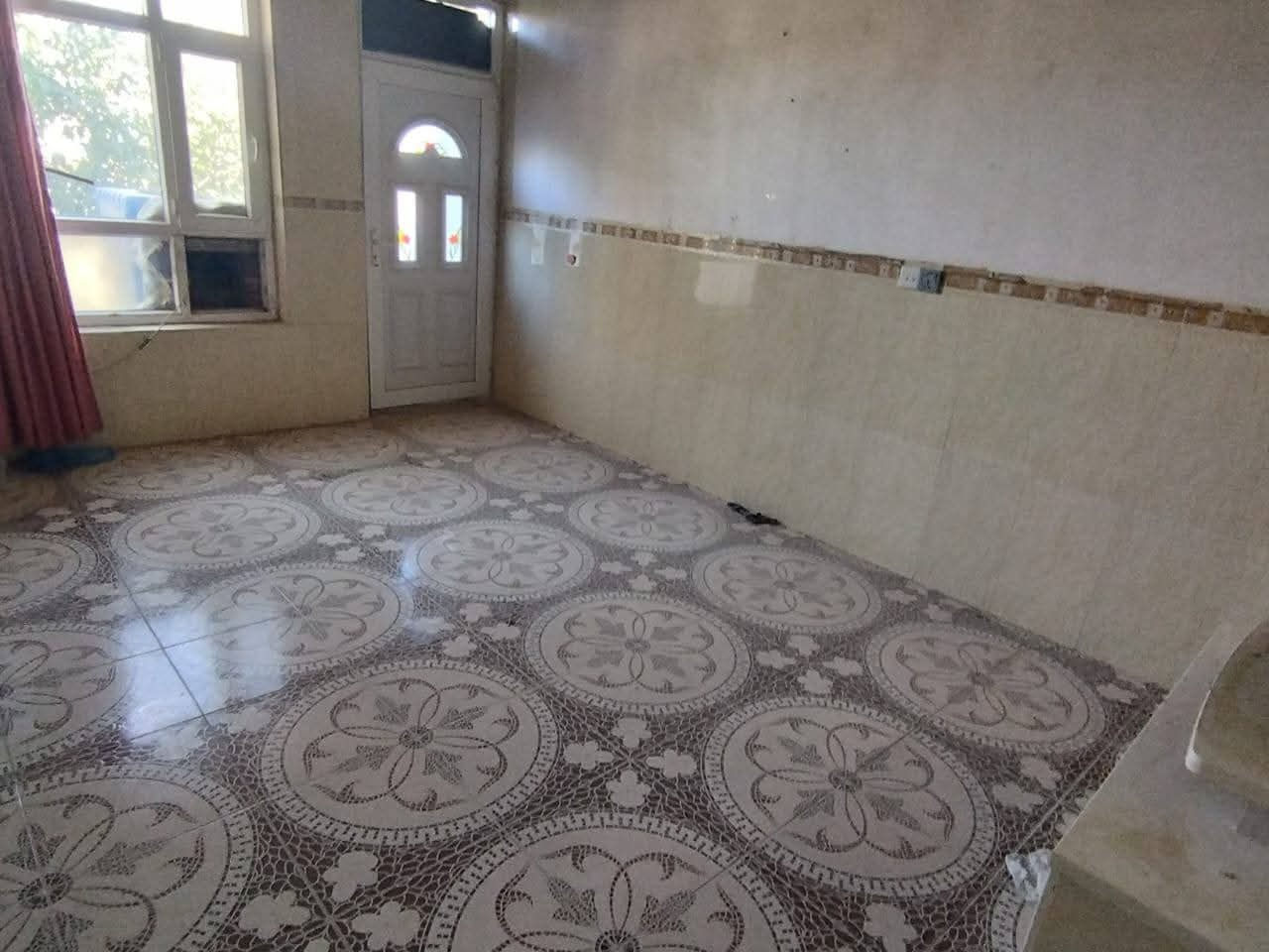 ئـەم خـانـوە 145 مەترە لەشــەهیــدانـە 
ڕووی لەسلێمانیە تەنیشتی قوتەبخانــەی
هه ڵوێستە دووقاتە قاتی سەرۆتــازەیــــە
قاتی ئەرزیش خراپ نیە بـەرامبەر بازاڕی
سۆرانە نرخی 575 گڵاو مەجالیشی تیایـە
***********☏***********
