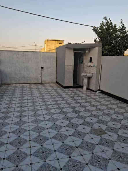 بيت طابقين  المساحه ٣٠٠ متر
يتكون الطابق الاول  من استقبال وهول ومطبخ 
غرفتين نوم  وصالة 
والطابق الثاني غرفة نوم وحمام داخلي وصالة 
حديقة وكراج ياخذ سيارتين صحيات عدد اثنين  العقود فرع الجامع 
رقم الهاتف ***********
