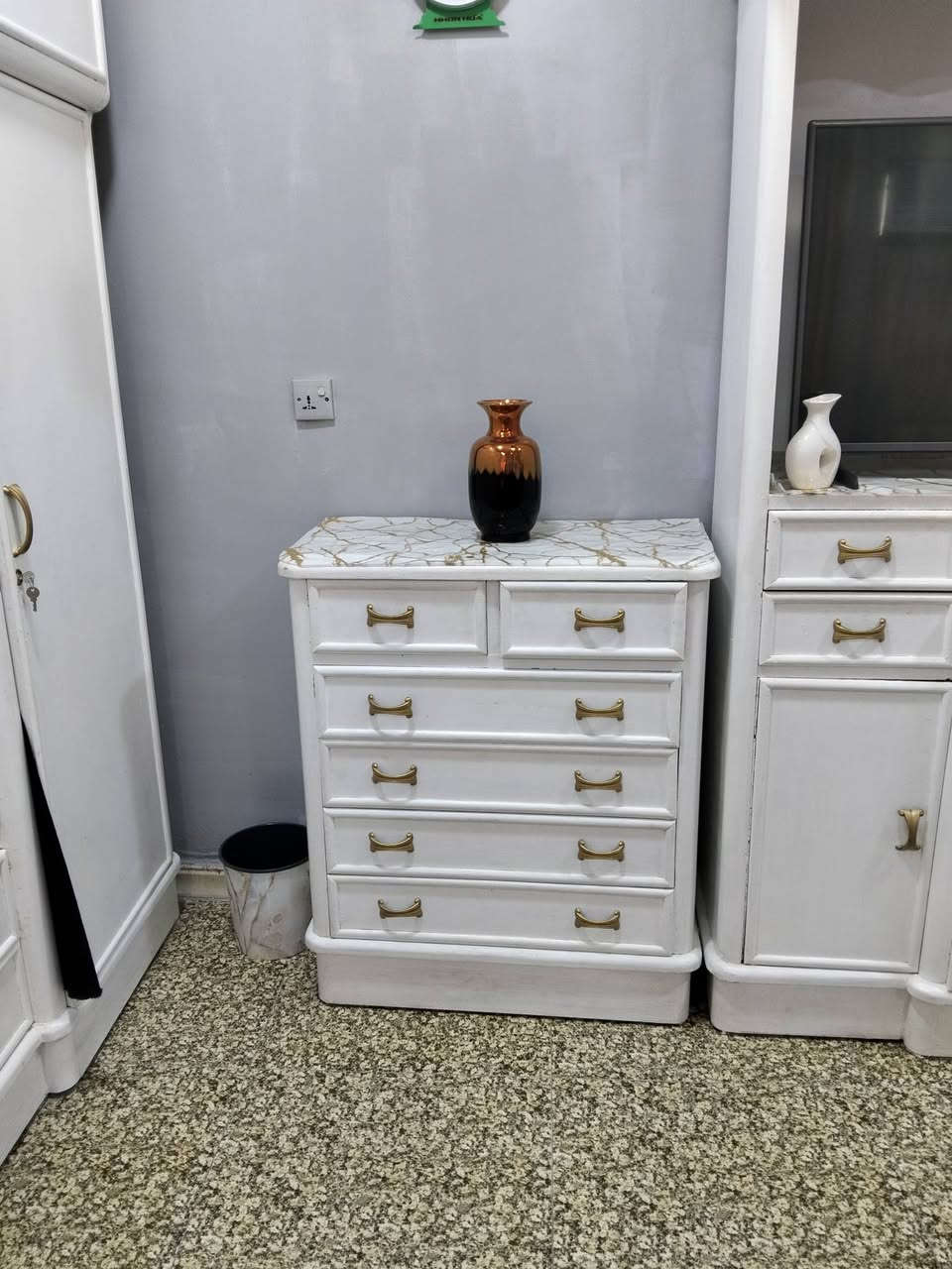 جربايه وميزتواليت وزاويه ميزاحذيه ومعرض تلفزيون 550000السعر بغداد الدوره ***********
