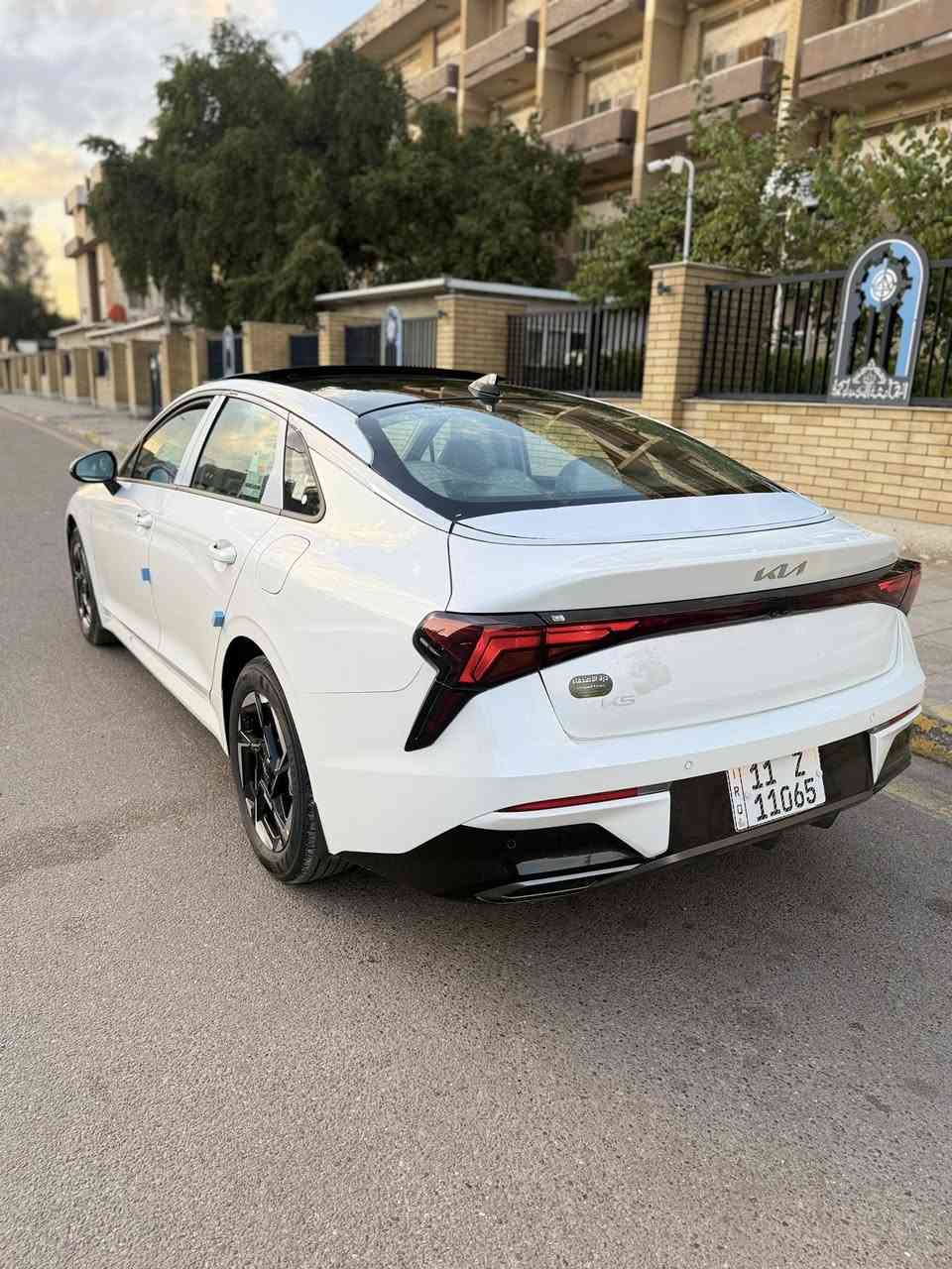 كيا كي فايف K5  
ضمان شركة المجموعه الدولية 
2025
مستخدم عداد 4000 Km
رقم بغداد مثبت لوحات 
مواصفات فول 1/1 
مكينه 2.5 
بانوراما 
بصمه تشغيل 
تشغيل عن بعد 
حساس امامي 
حساس خلفي 
مري كهرباء 
داخل ابيض  
مقاعد جلد 
تبريد قطعتين 
شاشة كبيره
كامره خلفيه 
مقاعد الاماميه كهرباء 
شاحن موبايل 
بك لايت خلفي LED
اريل نفكيتر 

‏‎العنوان بغداد كرادة 
***********
