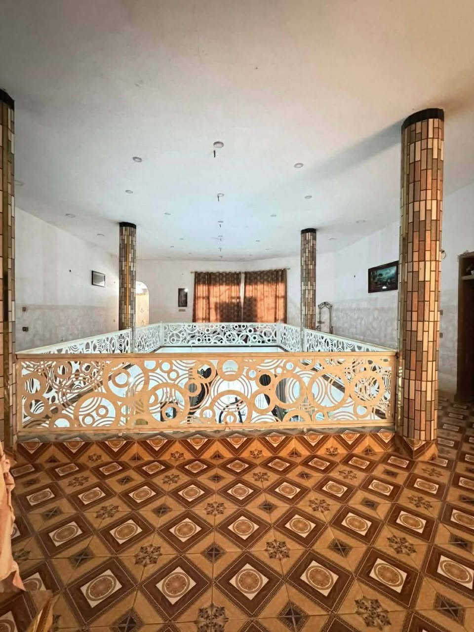 دار للبيع
الرقم ***********
المكان كوت الجديدة نزلة البتروميل
المساحة ١١٠٠ متر 
يتكون من طابقين الاول غرفتان اسويت كامل 
وصالة ومطبخ حار ومطبخ بارد الطابق الثاني يتكون من عرفة سويت كامل وغرفتان بدون صحيات وصالة وصحيات خارج البيت 
مع مشتمل 
يتكون من غرفتان وصالة ومطبخ وصحيات 
مع اسواق 
وحديقة كبيرة ٢٠٠ متر
السعر ب 350 وبي مجال بسيط
