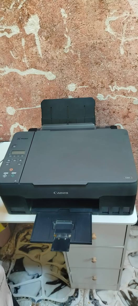 للبيع طابعة Canon PIXMA G3420  متعددة الوظائف، اقتصادية جداً في استهلاك الحبر ومثالية للدراسة، العمل المكتبي، وطباعة الصور بجودة عالية.
​المواصفات والوظائف:
​نوع الطابعة: طابعة حبر سائل (Inkjet) بنظام الخزانات المستمرة.
​نوع الطباعة: تطبع باللونين (أسود + ملون).
​طباعة الصور: تدعم الطباعة على ورق الصور الفوتوغرافية والورق السميك (Glossy Photo Paper) بكفاءة عالية الى وزن( 240 غرام ).
​الوظائف: 3 في 1 (طباعة، استنساخ/تصوير، ومسح ضوئي/سكانر).
​طرق الاتصال: تدعم الاتصال اللاسلكي (Wi-Fi) للطباعة من الهاتف أو الكمبيوتر.
​الطباعة وجه واحد.
​حالة الطابعة:
​الحالة العامة: مستعملة بحالة جيدة جداً، نظيفة تماماً ولا يوجد بها أي عطل أو خدش.
​جودة الطباعة: جاهزة للاستعمال الفوري
​السعر المطلوب: 140 ألف دينار.
​للاستفسار والتواصل: يُرجى إرسال رسالة على الخاص.


**إذا كنت صاحب هذا الإعلان وتريد حذفه لأي سبب، رجاءا أرسل رسالة إلى الدعم الفني**