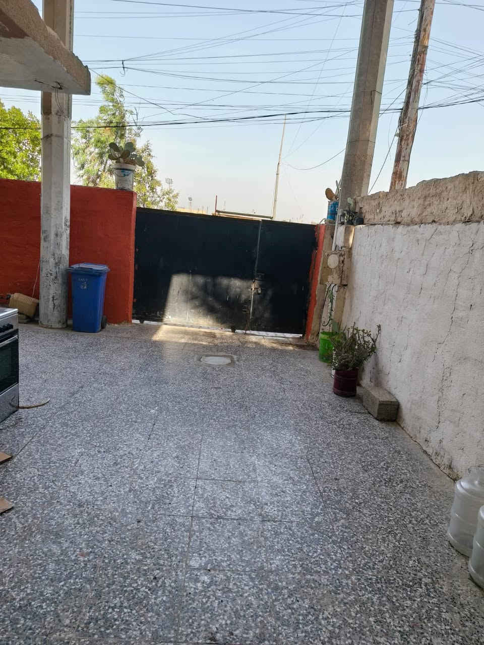 #دار_للبيع
نوع العقار طابو صرف 

العنوان_بغداد الحسينية الراشدية قرب شارع ارض الاحلام عل الشارع العام مباشرتاً الموقع تجاري

مساحه 219 متر 

يحتوي الدار على

گراج سيارة واستقبال وصاله عدد ثنين واسعات مع مطبخ وغرفتين غرف نوم وصحيات عدد٢ 

منور خارجي داير  البيت 

🔻

الطابق الثاني يحتوي عل كليدور واربع غرف نوم و بالكونه  ومطبخ وصحيات 

الدار يحتاج فقط الطابق الارضي ترميم وتلحيظ  بسيط 

للاستفسار الاتصال عل الرقم ⬇️

***********
