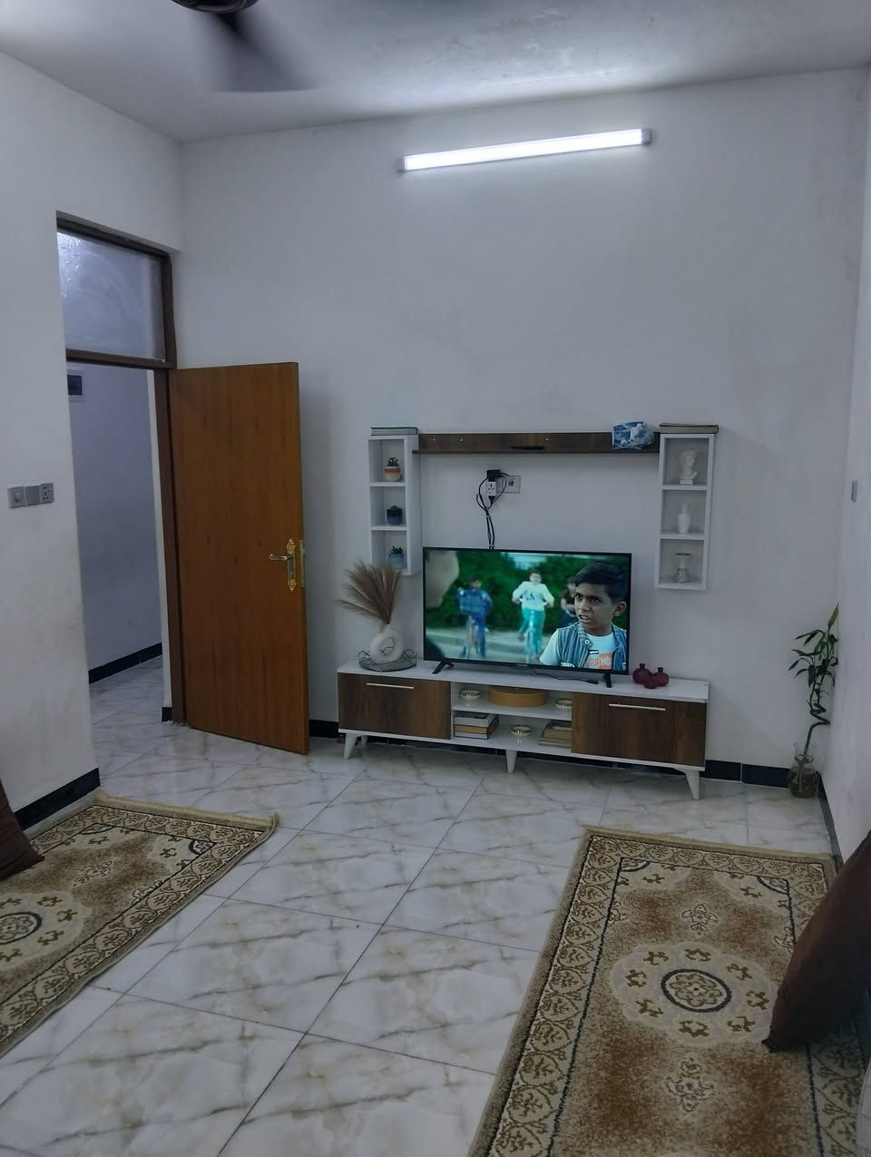 بيت للبيع – حي البساتين / حي السلام – موقع ممتاز
فرصة حلوة للسكن العائلي أو الاستثمار داخل بغداد
بيت بموقع هادئ وقريب من الخدمات اليومية وكلشي متوفر حولك.
وحاليا تم اكمال أعمال البنى التحتية وسوف يتم التبليط قريباً أن شاء الله والتتطويب 
📍 العنوان: حي البساتين – حي السلام – شارع أبو فلاح – قرب مولدة ياسر
🔹 المساحة: 100 متر
🔹 طابق واحد
🔹 مناسب جداً 
🔹 شارع سكني هادئ وجيران طيبين
🔹 قريب من الأسواق والمواصلات والخدمات
✨ جاهز للسكن مباشرة
💰 السعر: يُذكر عند الاتصال
📞 للاستفسار والمعاينة: ***********
