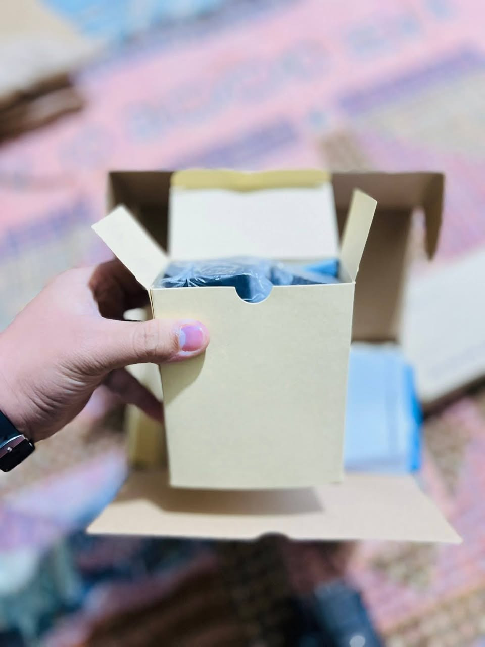 السلام عليكم
كاميرا الأكشن Crosstour CT9700 تتميز بالمواصفات والميزات الرئيسية التالية: 
مستشعر SONY لالتقاط فيديو بدقة 4K بمعدل 50 إطارًا في الثانية وصور بدقة 20 ميجابكسل.
شاشة لمس IPS بديهية مقاس 2 بوصة.
تثبيت إلكتروني متقدم للصورة (EIS) 2.0 (جيروسكوب سداسي المحاور) لتوفير فيديو فائق السلاسة.
مقاومة للماء حتى عمق 40 مترًا عند استخدامها مع العلبة المرفقة.
اتصال WiFi مدمج للتحكم ونقل الملفات عبر تطبيق "YUTUPRO".
سعرها بالموقع 79.99€ يورو

اني عارضها ب35بسسس


**إذا كنت صاحب هذا الإعلان وتريد حذفه لأي سبب، رجاءا أرسل رسالة إلى الدعم الفني**