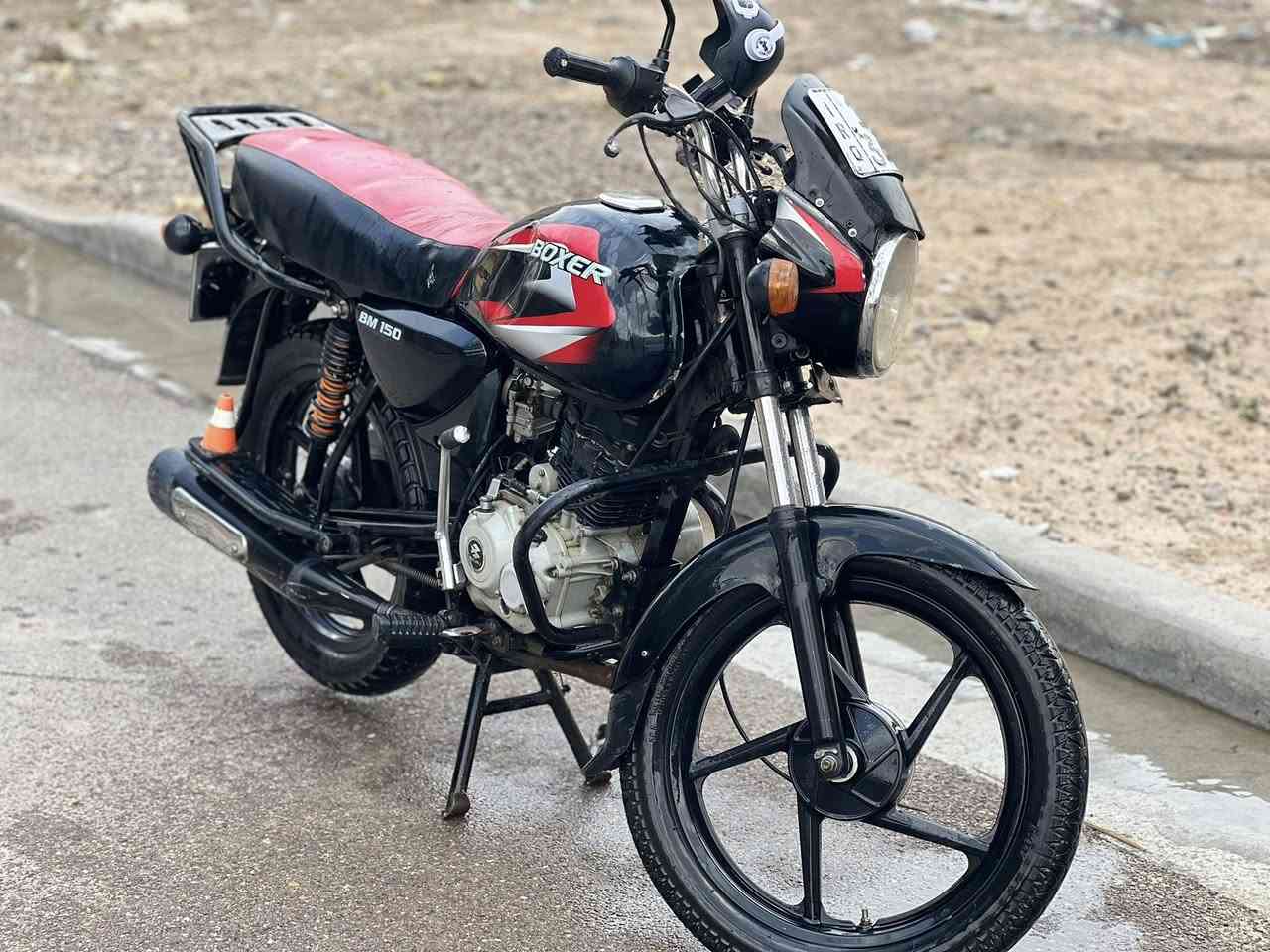 دراجة بوكسر للبيع كلشي بيها شغال ما بيها نقص سنويه باسمي ثاني يوم احول سعرها ١٦٥٠
وبيها مجال للشراي للتواصل هنا موجود 
وهذا رقمي هم ***********
