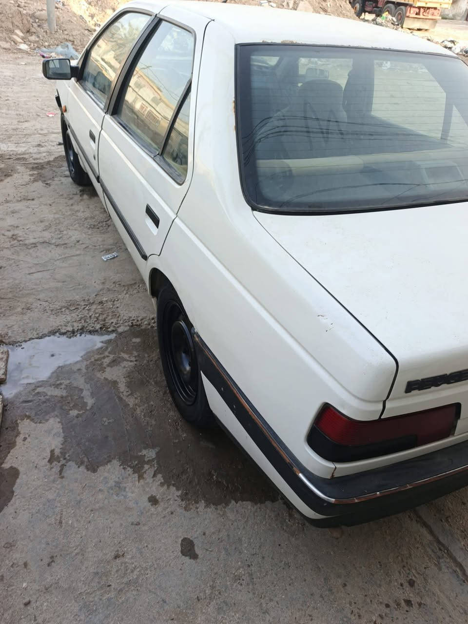 السلام عليكم بيجو 405 مديل 12 كير ومكينه جدد كهربائياته كله شغاله مبدل بيه جاملغ امامي بدون دواخل سياره جاهزه مال جناي ربع مذب عليه حداديه و وره وكدام جدد تبريد ملضومه جديدة سياره بسمي هزه جديده سنويه اليوم استلمته السنويه ال ٢٨ مكان حله مركز مدينة سعر 35وبيه مجال رقم ***********
