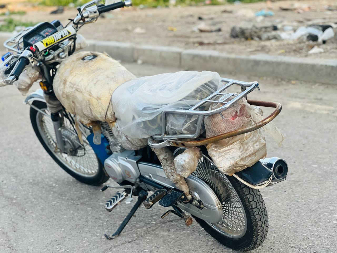 السلام عليكم موطور سلونك موديل 23 نضيف حيل محرك دمعة وجديد ممشة قليل كلشي شغال بي إضافات اضائات تقوية يعني الإضاءة فول  محرك 5 كير كامل من كل النواحي السعر 675 ألف وبي مجال علق أو اتصل على الرقم ***********
وحياكم الله
