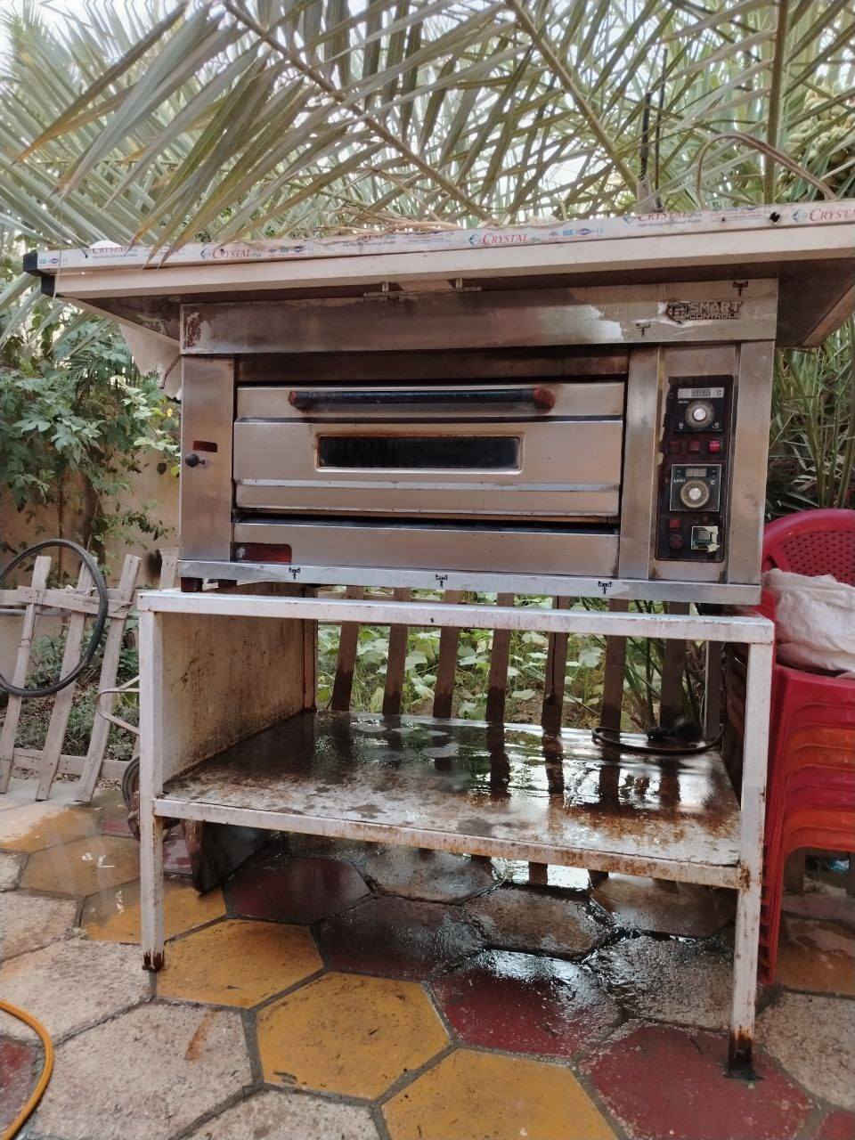 فرن بيتزا للبيع مع ملحقات الميز و 50 صينيه متنوعت الحجام للتواصل *********** مكان نجف سعر 650,000 الف وبي مجال
