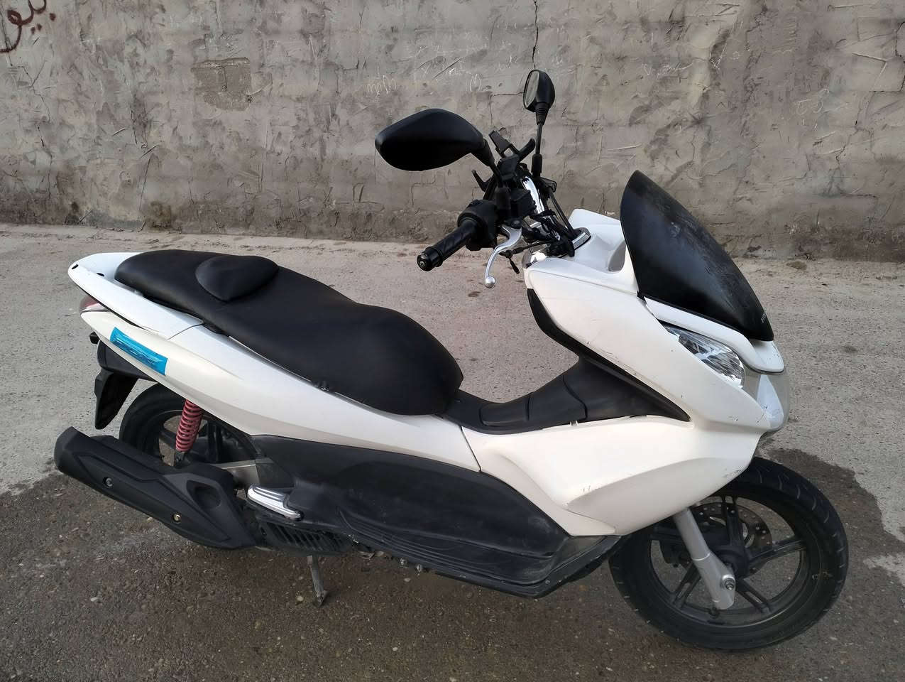سلام عليكم دراجة pcx الجيل الاول للبيع محرك مكفول مامفتوح بي برغي والكفرات بس هذا الفطر موضح بالصوره السعر مليون و 350 المكان بغداد المعامل للاستفسار ***********
