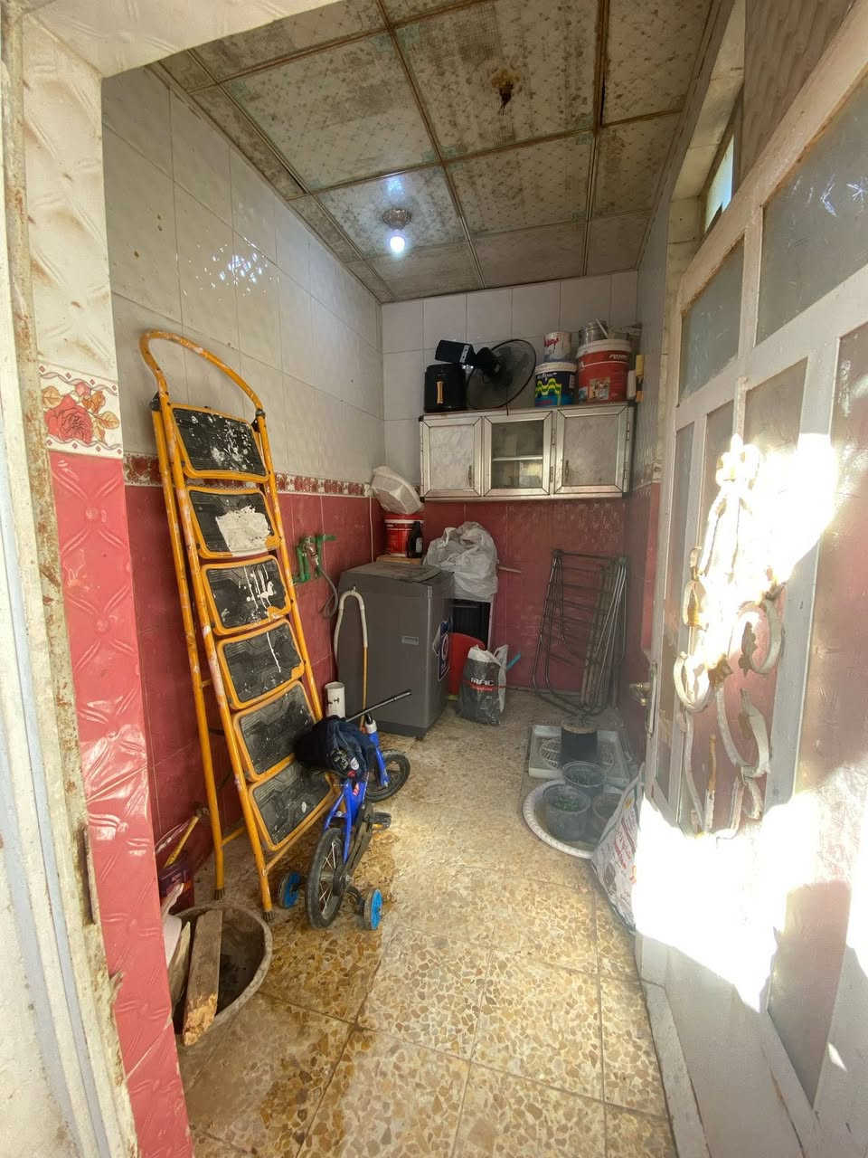 السلام عليكم
بيت للبيع جاهز من كلشي المساحه 50 
متر  طابو زراعي سند 25 بناء درجه أولى طابقين  بناء طابوگ 

الطابق الأرضي
- استقبال 
- ⁠صاله 
- ⁠مطبخ
- ⁠صحيات  

الطابق الثاني 
- غرفه كبيره 
- ⁠صاله 
- ⁠صحيات  
 العنوان :- السهله شارع معمل الدبس ، نهايه شارع الصادق يبعد عن مسجد السهله 400متر تقريبا
 السعر 33  مليون وبي مجال 
للاستفسار ***********
