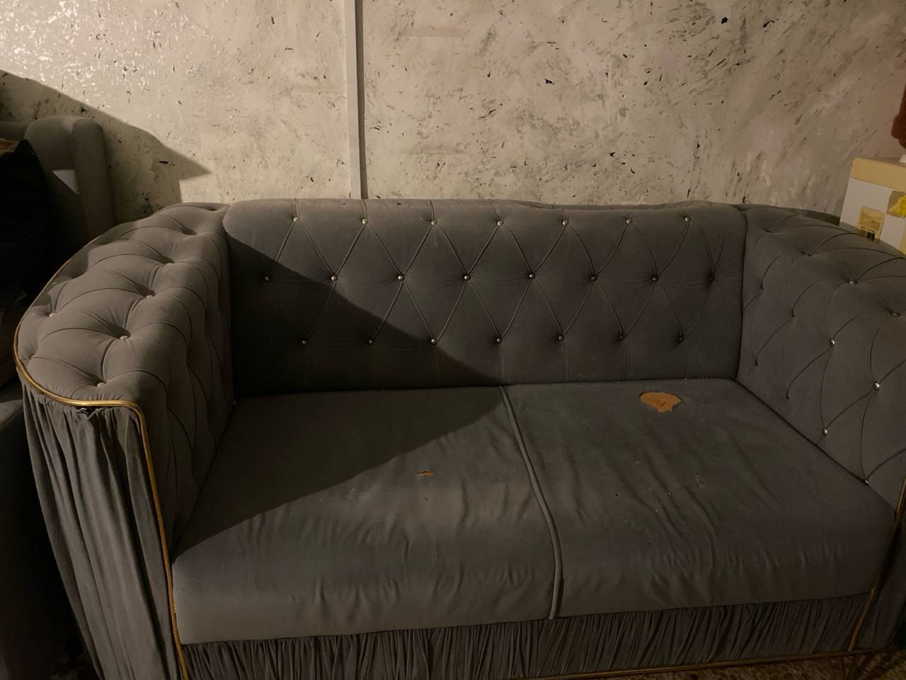 تخم مستعمل بس بي اضرار بسيطه بالقماش فقط حرك بسيط بالقماش وحده ثنائيه و2 كرسي ليريده يخابرني ***********
