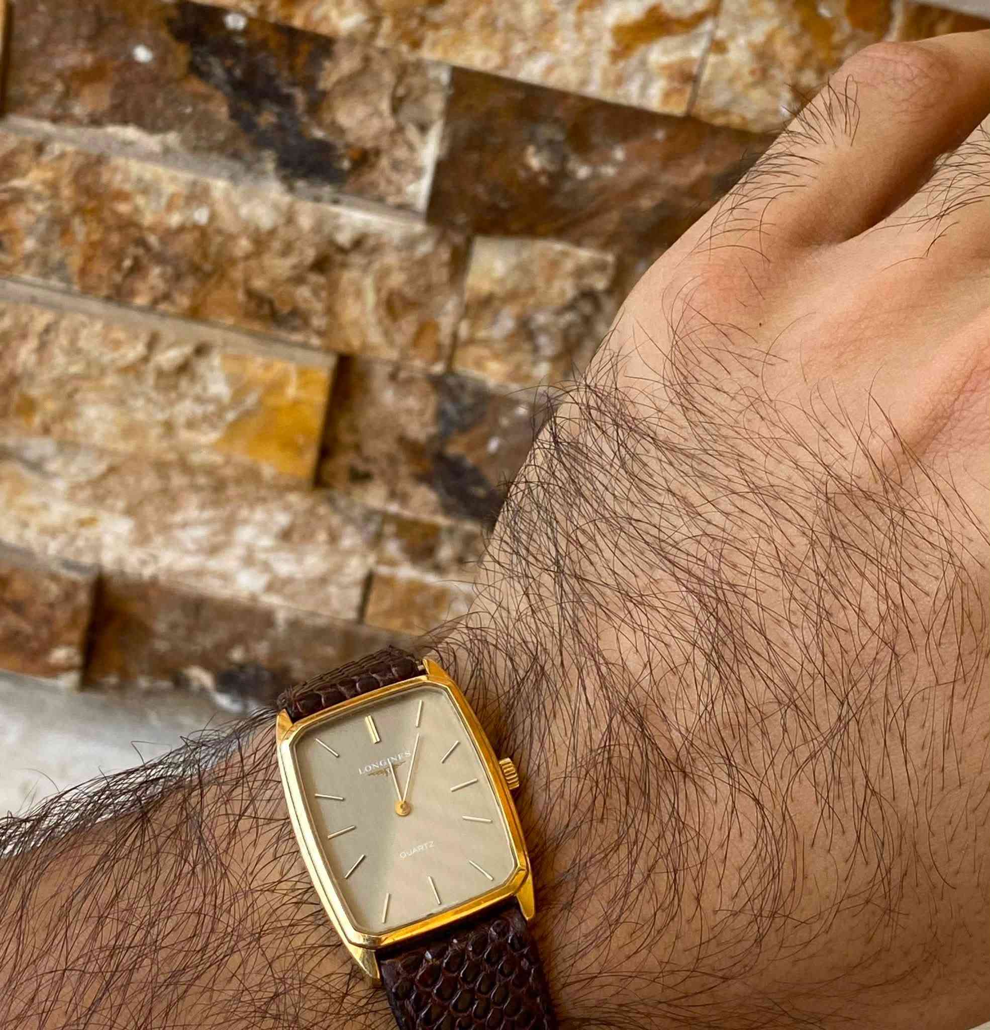 Made Swiss 🇨🇭|| Longines . 

تحفة من ماركة لونجين الفاخرة إنتاج 1980s . 
أصلي ( original ) . 
مينا : نادر باللون الرمادي المدخن . 
كيس : طلاء ذهب . 
سير : جلد طبيعي .
قطر : 28*35 
نظام التشغيل : كوارتز . 
الحالة : تامة . 
للأستفسار مراسلة الخاص ✉️ .


**إذا كنت صاحب هذا الإعلان وتريد حذفه لأي سبب، رجاءا أرسل رسالة إلى الدعم الفني**
