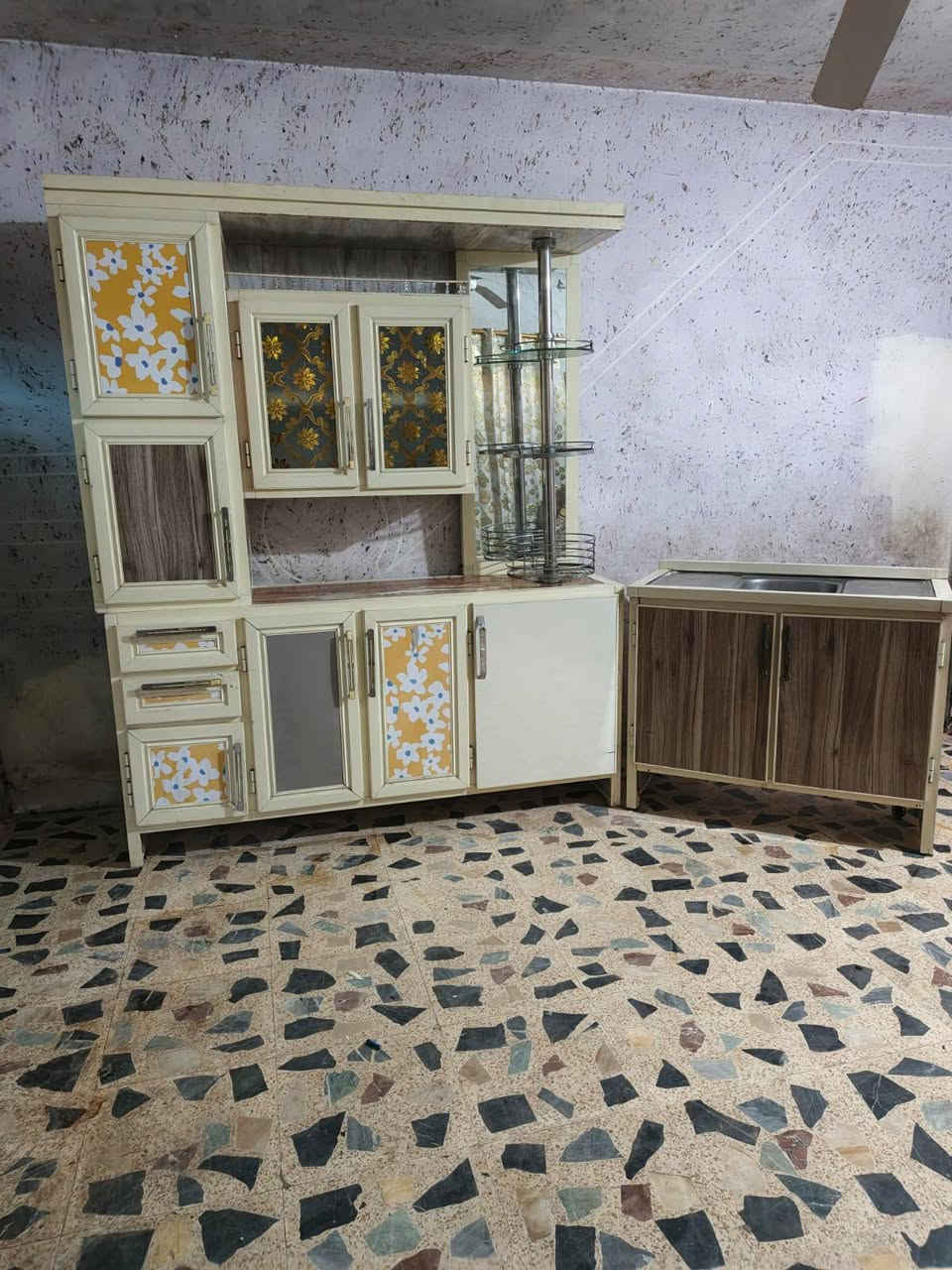 كاونتر تسكام المنيوم 3قطع تكمه موسكي  290  طباخ يونير مصري شغال على الفحص 225 ثلاجه كونكورد بلاديه حجم 20قدم 225مكان بغداد يوجد توصيل لكروه داخل بغداد التواصل على الواتساب ***********
