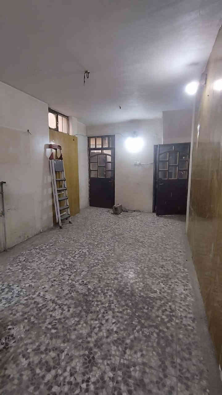 طابق ثاني معزول درج خارجي للإيجار في حي البنوك قرب مدرسة الفاروق يحتوي على صالة ومطبخ وغرفة نوم (يفضل عائلة صغيرة) للاستفسار ***********
