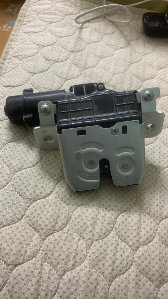 قفل صندوك كهربي مال سيارة سبورتج امريكي ومع ترايش قبق جنطه معه براكيتات الي فوق الابطانه الدخلية مال قبق جنطه معه القطعه السوده الي طافيه مات الي جوة الرقم والأسعار قيم واخذ 
***********
