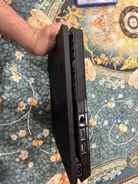 بلي فور سلم جديد مامفتوح ابداً مستعمل شي قليل ويا يديتن وحده اصليه والثاني تجاري المكان الدوره _  ابو دشير 
العسر 300

 وبي مجال شي قليل وياه اربع أقارص
 القراص 1.كراش 2.Callofduty قرصين الأول انكليزي والثاني عربي 3. Tekken7
رقم التلفون *********** 
وخاص هم
