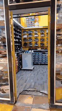 سلام عليكم اخوان  تعزيلة محل الي اله فايده بيهن خلي يسترزق 
بضاعه جديده فيتنامي وبيها شكم قطعه صيني العدد مامحسوب مكاني حله*********** واتساب
