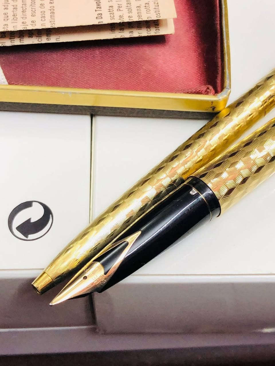 سيت أقلام شيفر ( Sheaffer) إمبريال  
أمريكي اصلي انتاج السبعينات  
ريشة ذهب خالص عيار ١٤ 
نقشه مميزة  مع تغليف الذهب  
حبر - جاف - الحجم M 
لوك غير مستعمل 
مع العلبه الأصلية والكتلوك   
للاتصال ***********
