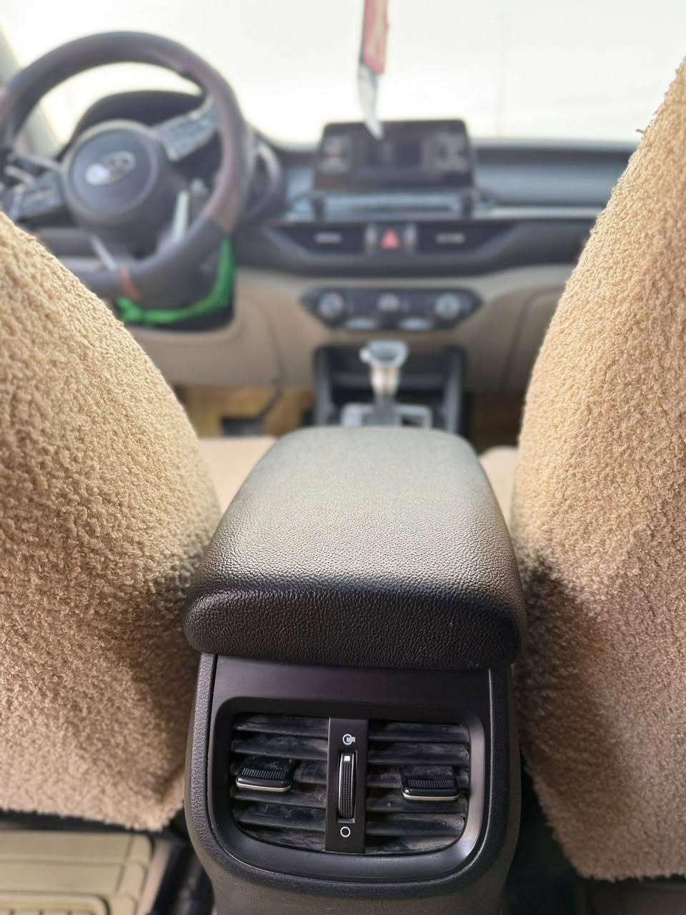 سيراتو 2019رقم قادسيه بسمي مكفوله بيه بارد بسيط جاهزه مكينه 1600 ما مفتوحه كير حداديه تبريد قطعتين سياره فول ماعدا البصمه المكان السماوه المركز السعر 150وبيه مجال لاستفسار لاتصال ع رقم ***********
