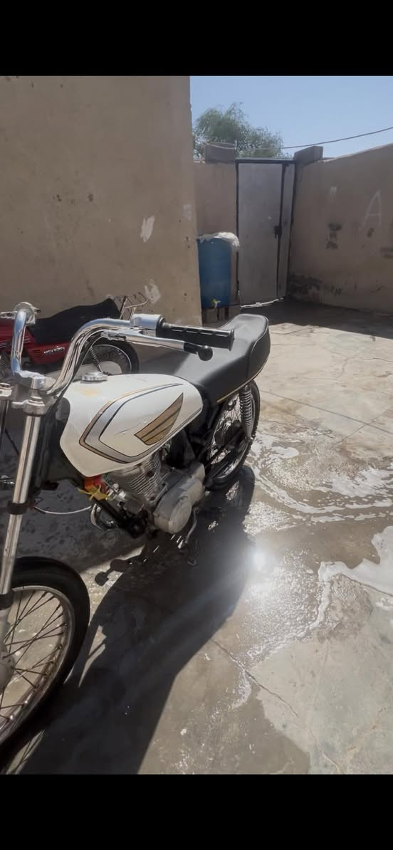 سلام عليكم دراجه ايراني تعمير فقط مكينه ورنكات مانبدلات وباقي كاله جديد ادوات مكفوله من سرقهه كامله مكملهه عقل رياضي سعر 450 وبيه مجال الطبين رقم بس واتساب ***********
