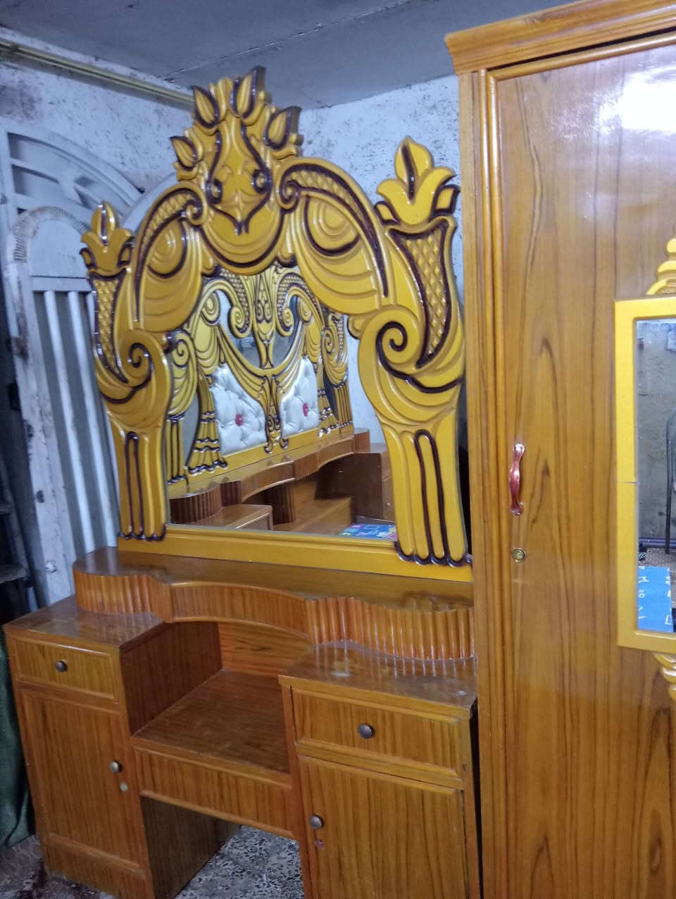 السلام عليكم غرفه اخشاب نقص كنتور للبيع مكان بغداد هذا رقمي يتوفر واتساب ***********
