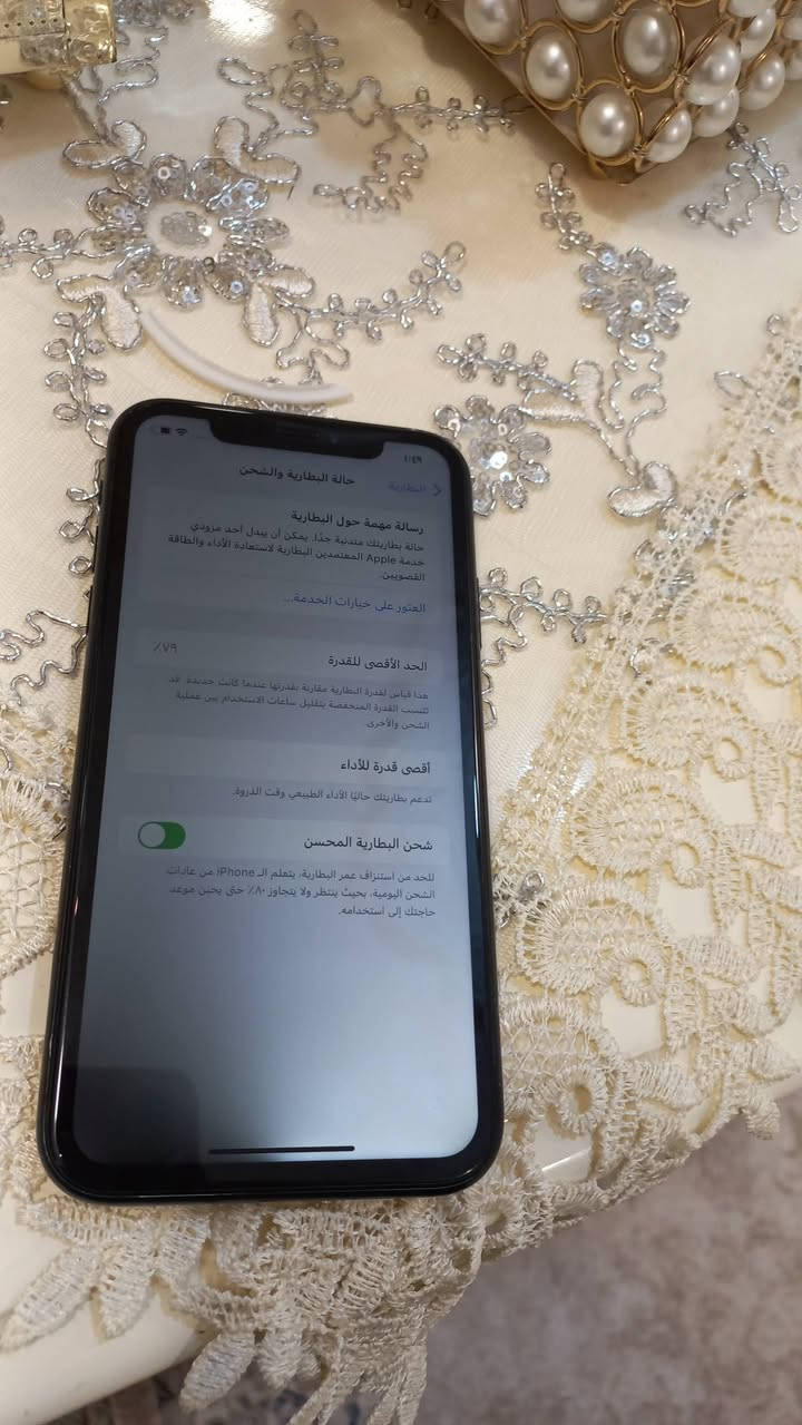 ايفون اكس ار
ذاكره 128
بطاريه 79
جهاز بلادي بي سواد كلش خفيف بشاشه مماثر بشي 
و كامره خلفيه واقفه 
سعر 95 
جهاز كله شغال سيم كرت فيس ايدي 
هاتف ***********
