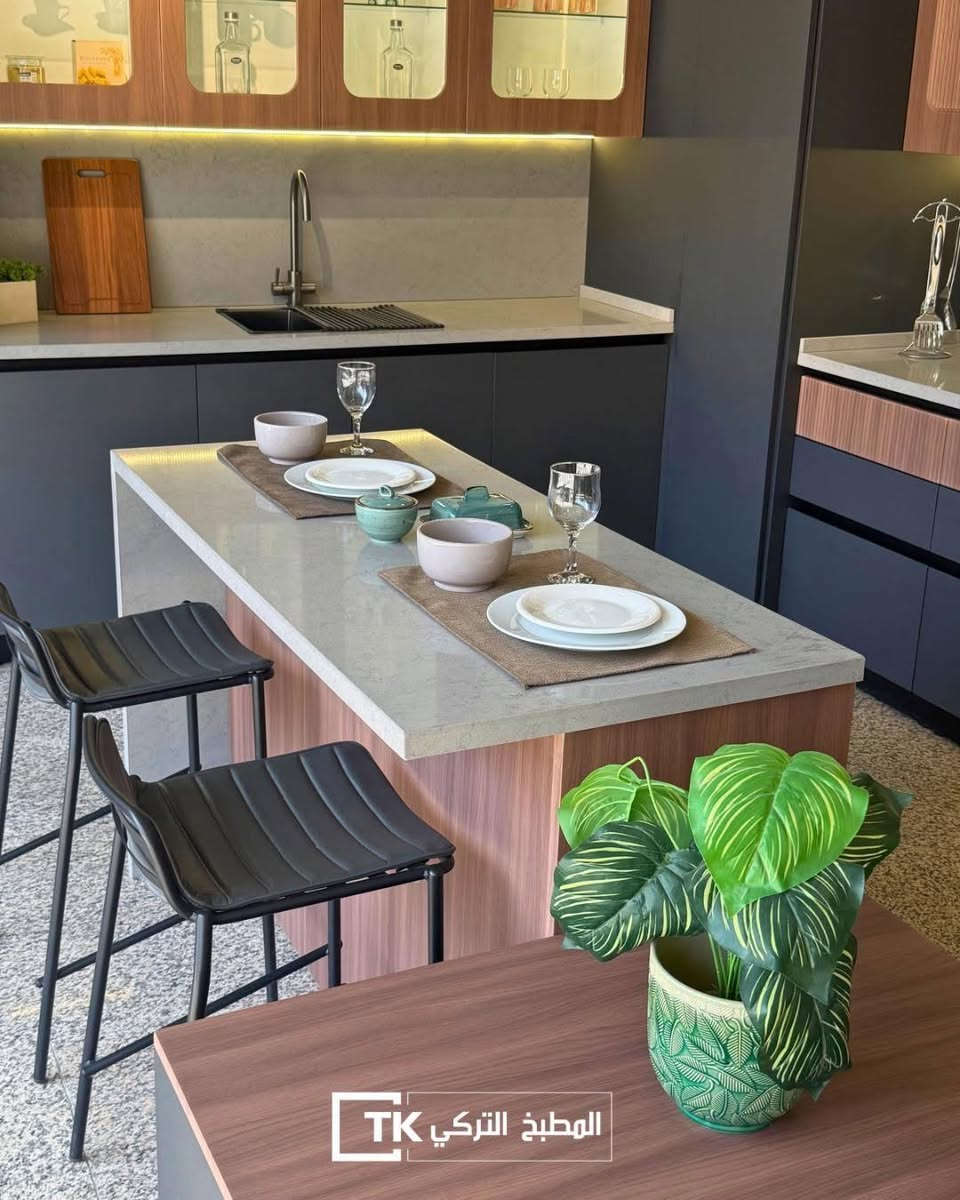 📍 الحلة - شارع 60 مجاور هوم سنتر 
📞 ***********8
_______________________

كل تفصيلة بهذا المطبخ تحكي عن الذوق الرفيع 💫
ألوان متناغمة تجمع بين الخشب والمطفي الرمادي، وتصميم عصري يخلي الطبخ متعة مو واجب ✨
من تنسيق الإضاءة لحد الخزائن الزجاجية، كلشي معمول بإتقان يعبر عن فخامة المطبخ التركي 🇹🇷
