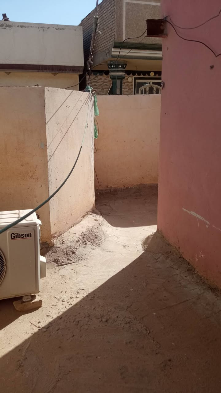 سلام عليكم دار للبيع مساحة 50 متر موقع ثيله قرب جسر الهنود يحتوي دار على كلدور مطبخ غرفه جوه + غرفه فوك بيتونه وصطح كامل حمام داخلي و صحيات خارجية للاستفسار ***********
