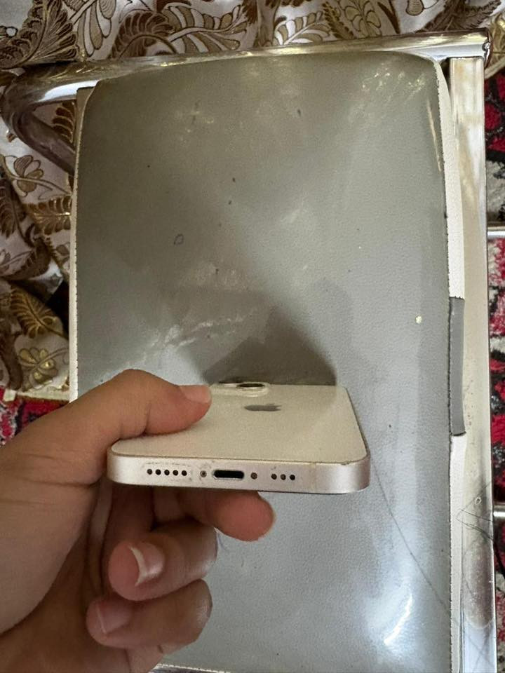 ايفون ١٣عادي جهاز كلش جديد استعمال قليل ومبدل شاشه مال تفصيخ فيس ايدي شغال بطاريته بلاديه ٩٧لا مبدله ولا معلايه جهاز وين متريد روح افحص سعر ٤٢٥وبي مجال رقم ***********بي واتساب
