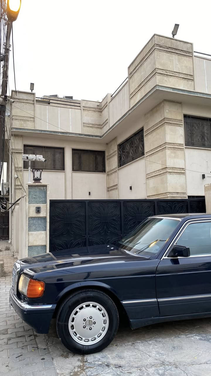 ⚔️ مساء الخير شبابنه الطيبه ⚔️
للبيع مارسيدس جامبو W126 
موديل 1991 
لون حبري
مكينه 300 قبغ اسود 
داخلها حبري بحاله جيده 
4 جام كهرباء 
دبل مروحه 
دبل فيتبم 
تبريد ثلج كمبريسر شبح (20) بيها
تخم تاير جديد
باتري جديد 
تخم بردات 
عليها ادمه كامله (فلاتر بانزين عنكبوت وارد بيها) 
‼️‼️السعر 76 ورقه وبيها مجال‼️‼️
للاستفسار الاتصال 
***********
