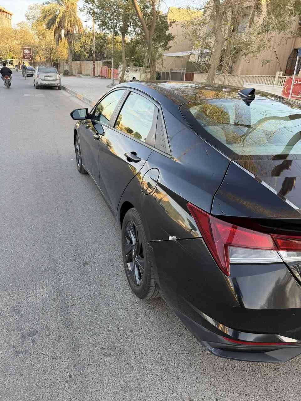 السلام عليكم
النترا 2021 حادث جاملغ خلفي وباب بدون ايرباك 
وصار بيها حالوب اهنا بلعراق رقم بغداد 
بصمة محرك 2000 
والسونار موجود بلمنشور 
***********
سعرها 125 وبيها مجال بسيط
