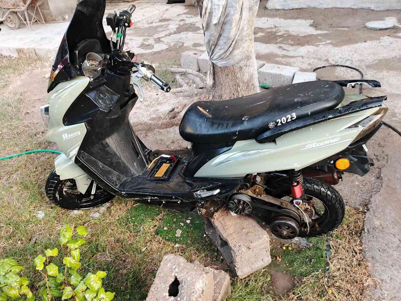 السلام عليكم للبيع دراجه النوع صيني
الاسم RACING
السرعه 140 
كهربائيات كلهة شغاله 
المكينه ناعمه 
عوزهة فقط ضفيره
السعر 200 وبيهة مجال 
للتواصل على الرقم *********** لا يوجد واتساب
